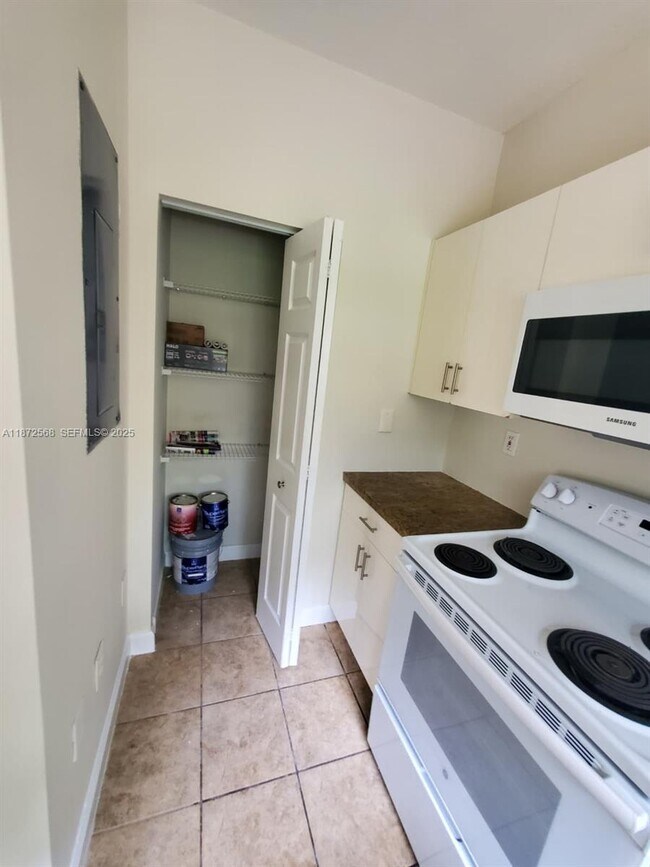 Building Photo - 2531 NE 41st Terrace