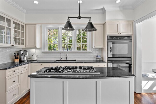 Building Photo - Manor Woods 5 Bedroom 2.5 Bathroom Colonial Home
