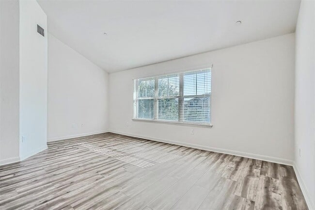 Building Photo - 1620 Bryant Dr