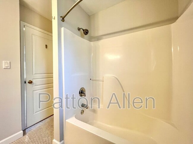 Building Photo - 430 Riverview Dr
