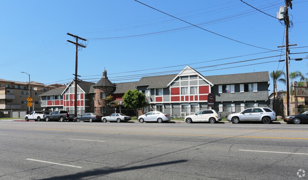 Front of Building - Casa Royale Apartments