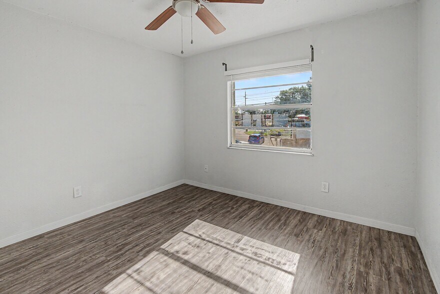 Building Photo - 7210 N Manhattan Ave