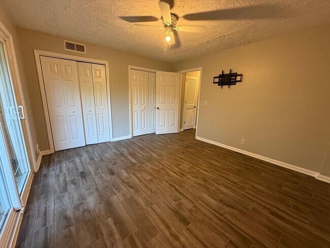 Building Photo - 3-Level End-Unit Townhome Near I-24 & Tang...