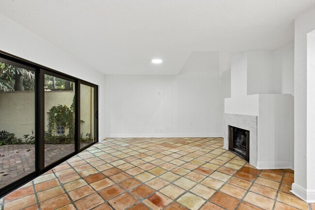 Building Photo - 19 Vía Lago