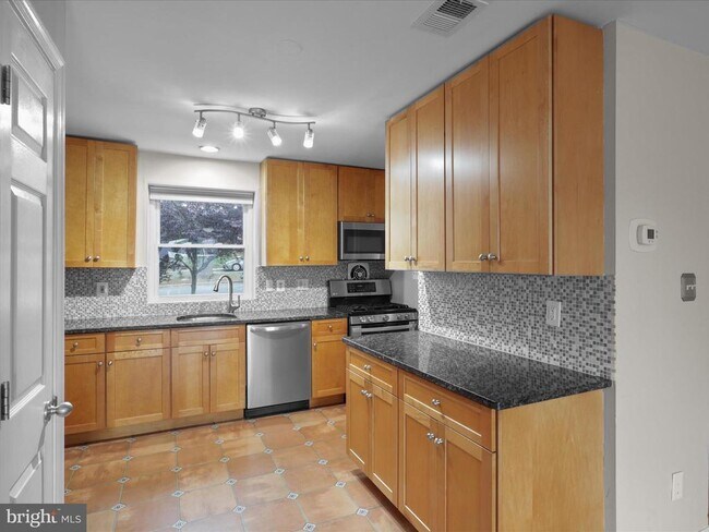 Building Photo - 209 Guthrie Ave