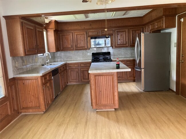 Building Photo - 554 Harbor Dr