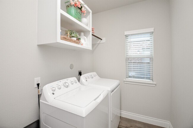 Building Photo - 6926 Myrtle Dr