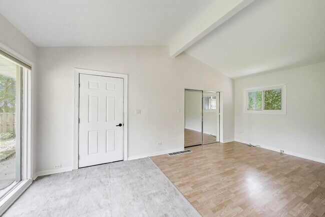 Building Photo - 904 S Chestnut Ave