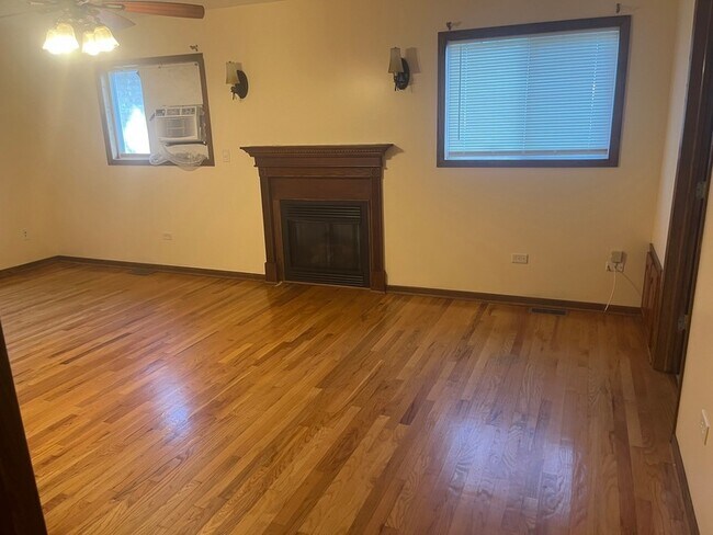 Building Photo - 16146 Cambridge Dr