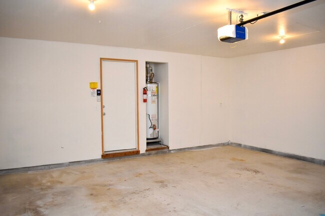 Building Photo - Great 3BD Ranch in Orchards- Gorgeous Laminate Floors Throughout!