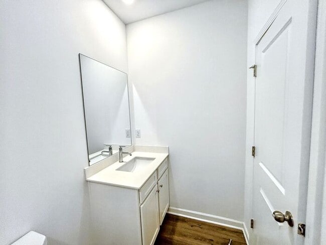 Building Photo - 4-Bedroom Home with Scenic Views and Conve...