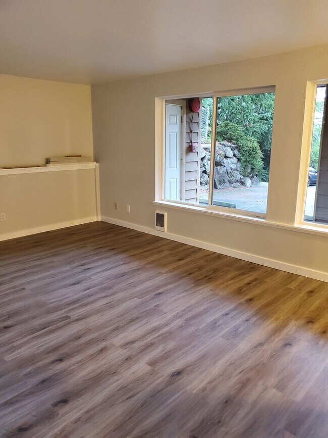 Building Photo - Cute 2 Bedroom 1 bath apartment in the heart of Silverdae