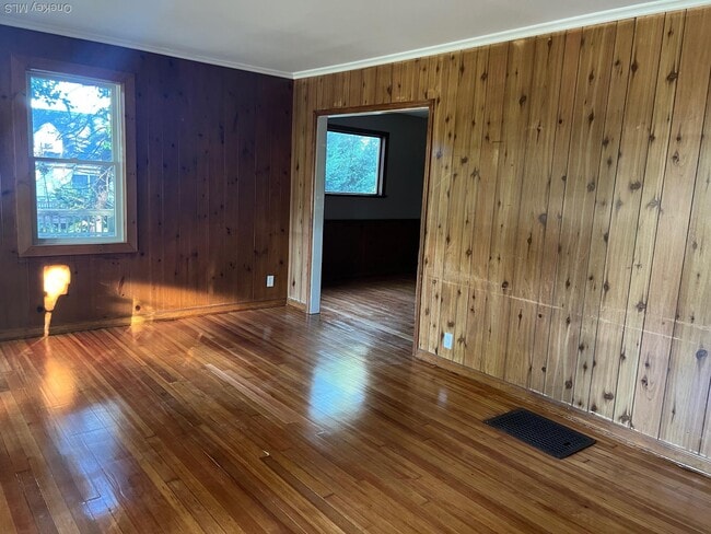 Building Photo - 19 Maple Ave