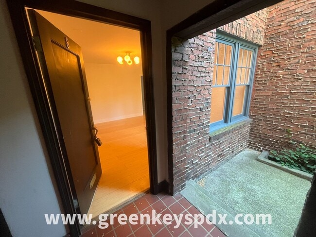 Building Photo - Historic Nob Hill Studio Condo at Patricia Court – Walk to NW 23rd