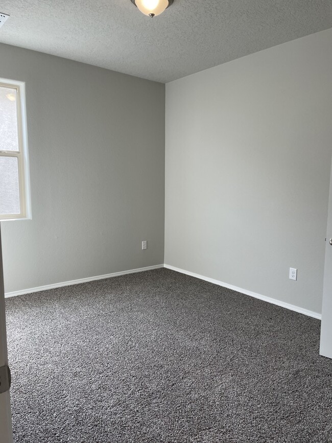 Building Photo - 4868 Longs Peak Rd NE