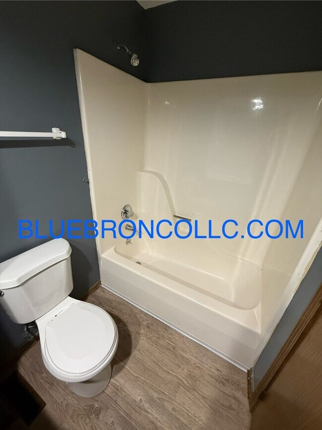 Building Photo - 1002-1006 NW Porter Ct.