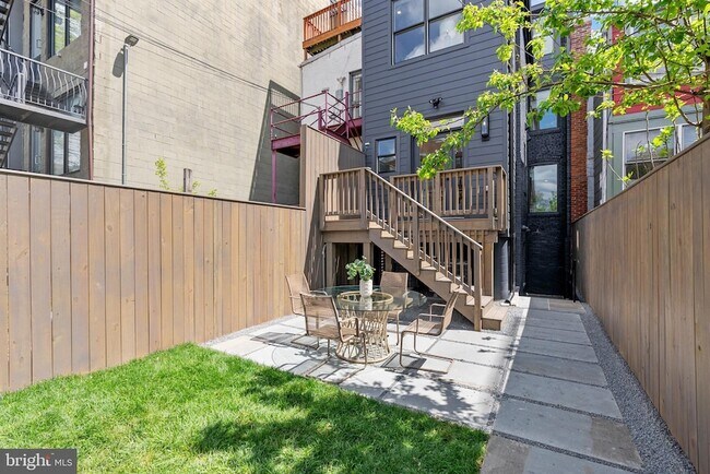 Building Photo - 2460 Ontario Rd NW