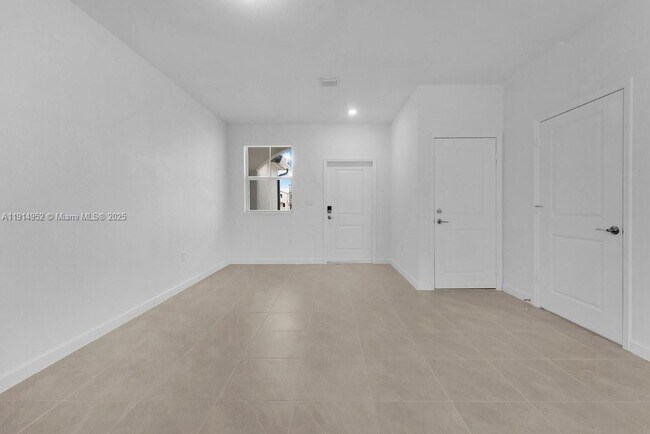 Building Photo - 2558 SE 27th Dr