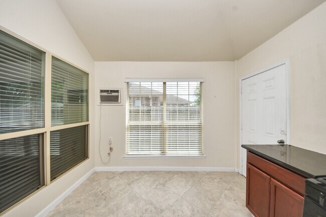 Building Photo - 13918 Goodridge Dr