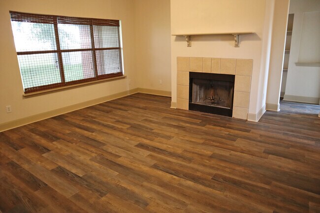 Building Photo - 1705 Hickory Dr