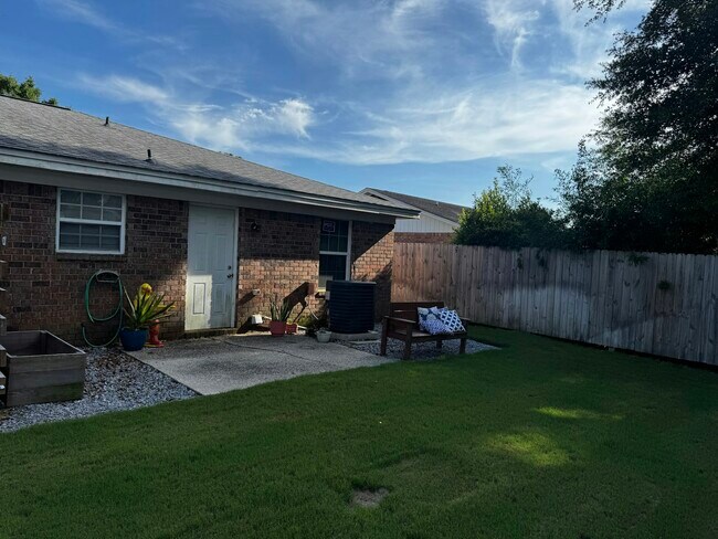 Building Photo - 3410 Green Briar Cir