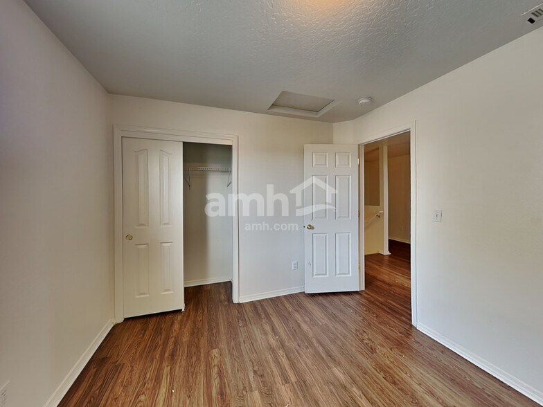 Building Photo - 1285 N Meadowhills Ave