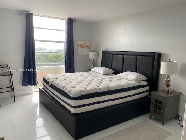 Building Photo - 2500 NE 135th St