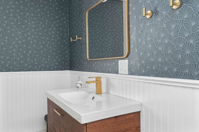 Building Photo - 136 Main St