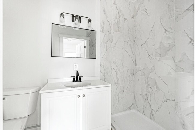 Building Photo - 3 bedroom house in Kendallville! CHRISTMAS...