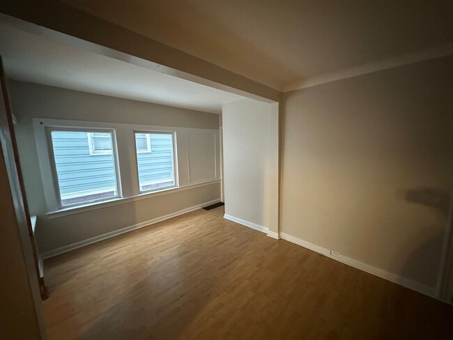 Building Photo - 416 Oak St- 4/5 Bedroom Duplex near WMU Ca...