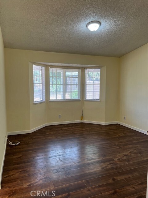 Building Photo - 924 N Quince Ave