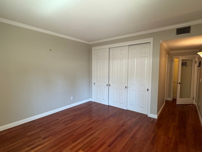 Building Photo - 1400 Bowe Ave