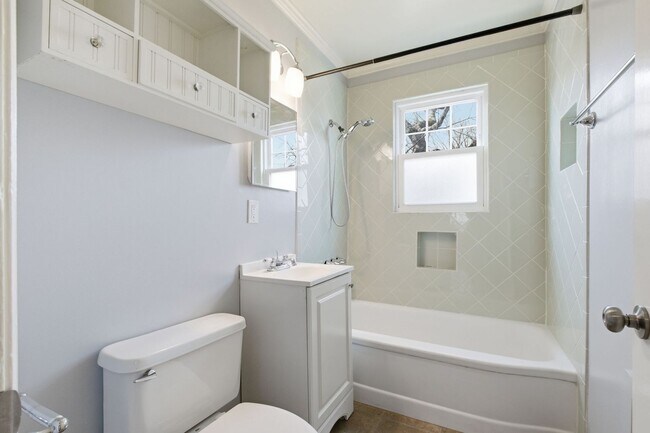 Building Photo - 1 Month's Free Rent - 5 Bedroom Home Between 12 South and Oak Hill