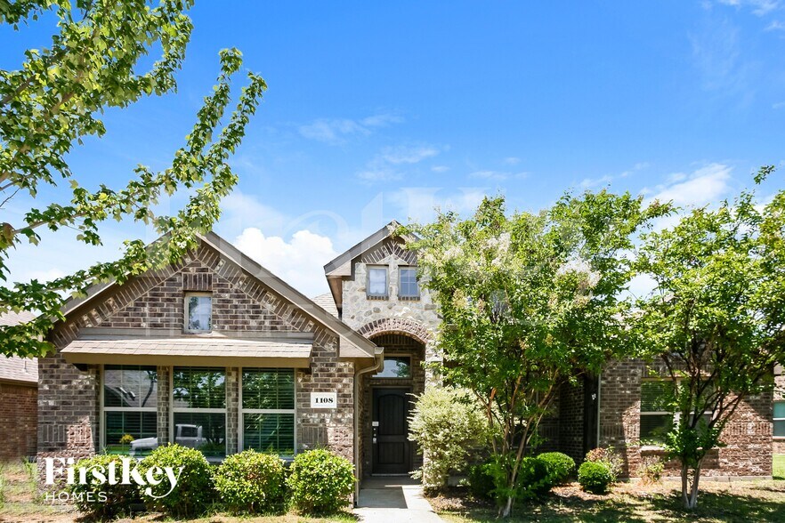 Building Photo - 1108 Colonial Dr
