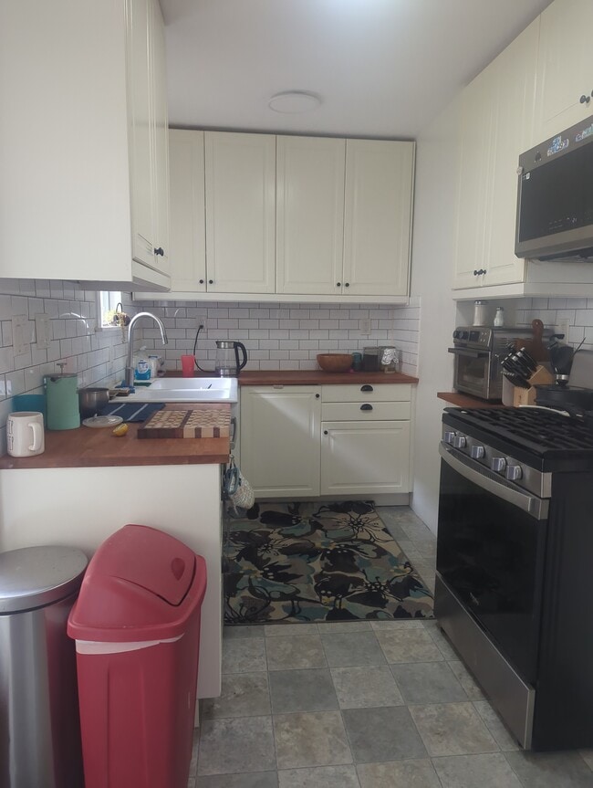 Building Photo - 3057 Lynde St