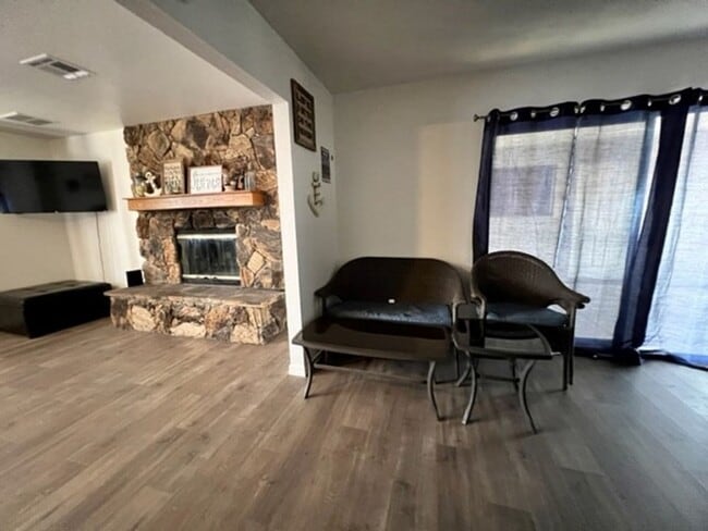 Building Photo - Furnished 3 BR Vacation Rental Includes utilities Near Target Center/Golf/Hwy 95