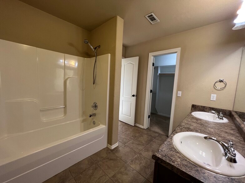 Building Photo - 210 Willow Dr