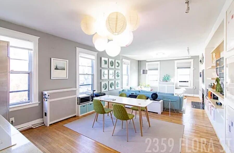 Living room - 2359 Flora St