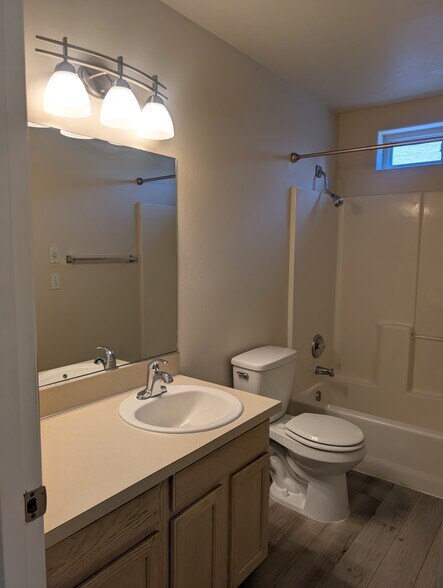 Building Photo - 6925 / 6927 Ridgetop Dr NE