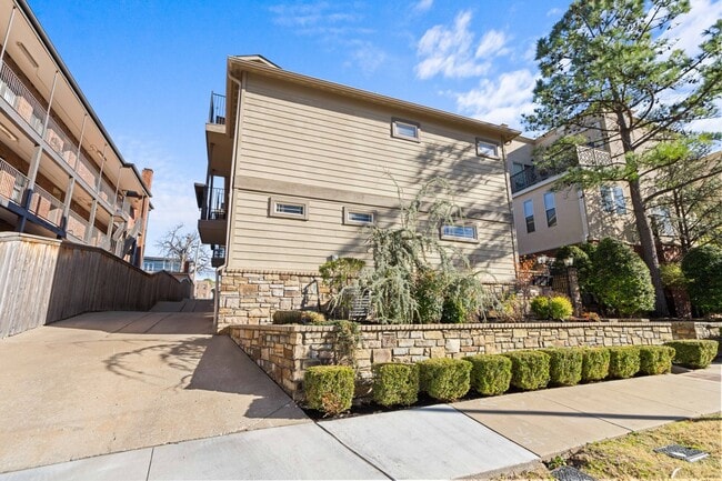 Building Photo - This luxurious townhouse on Cherry St.