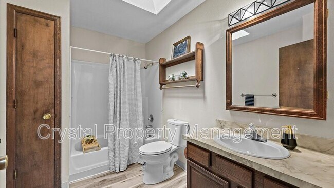 Building Photo - 1001 Walz Ave