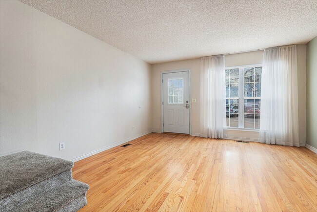 Building Photo - 3 Bedroom 2 Bathroom End Unit Townhome!
