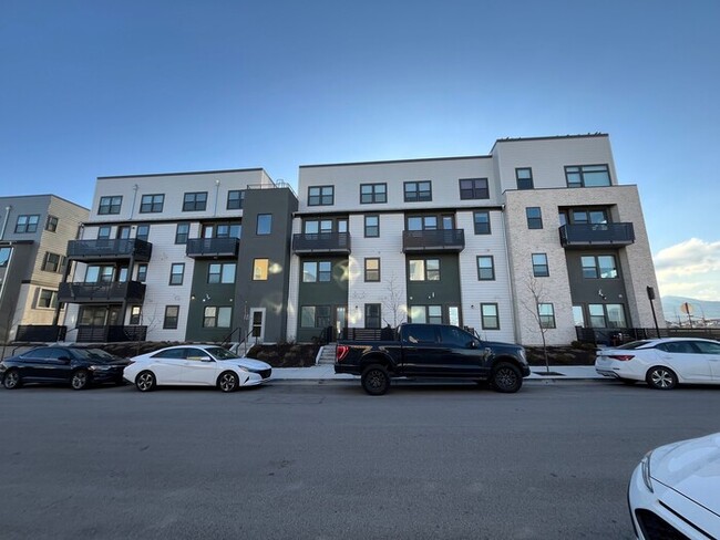 Building Photo - Modern 3-Bedroom Condo in Adventurous Dayb...