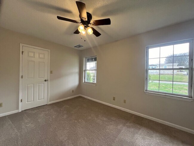 Building Photo - Move In Ready!!