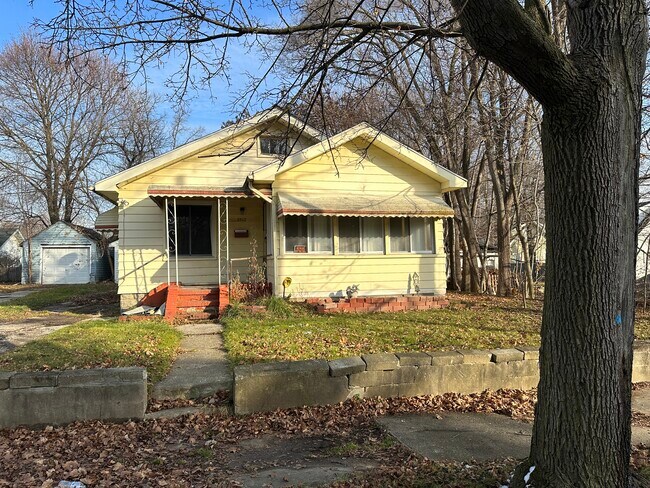 Primary Photo - 2512 Tyrone St