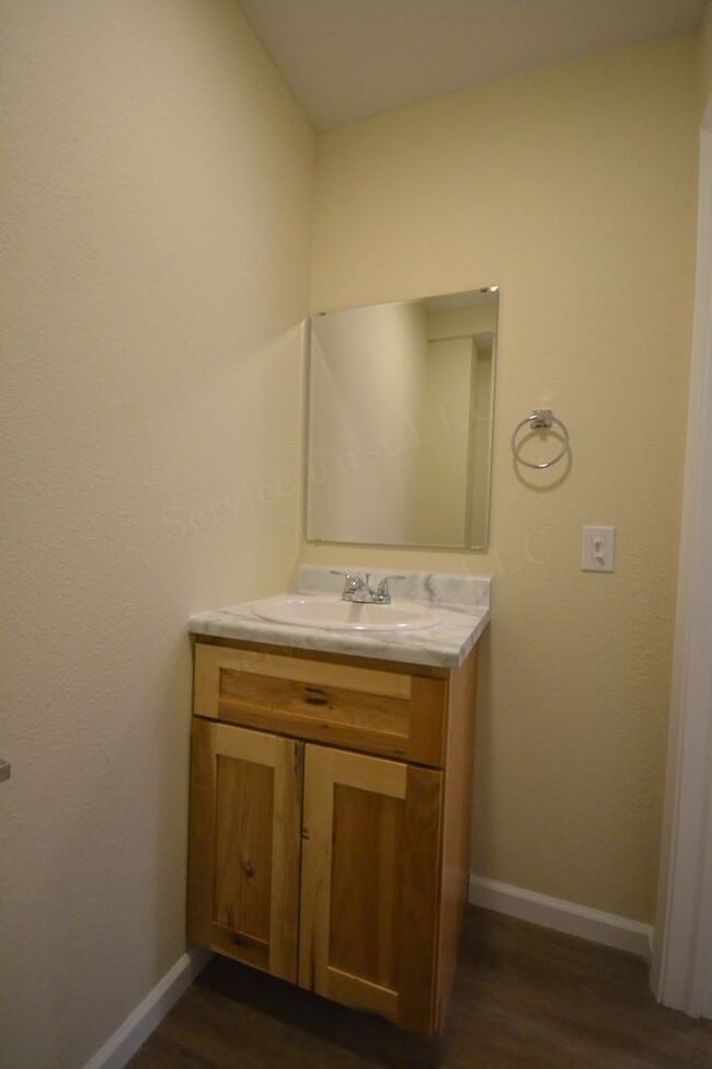 Building Photo - Spacious 3 Bed, 1.5 Bath Fourplex Unit in Buffalo, MO