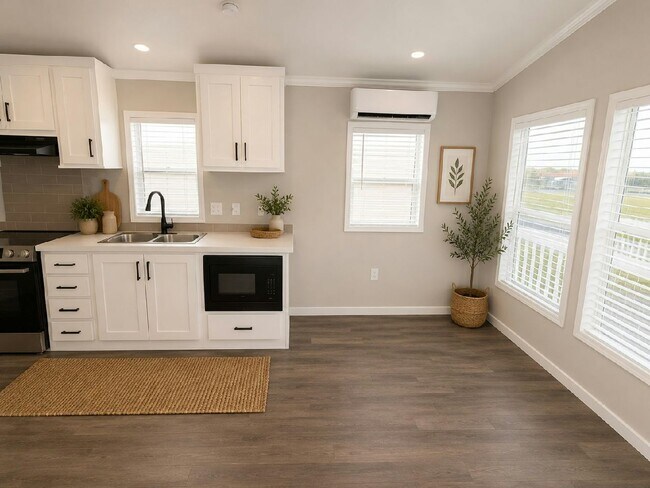 Building Photo - 8 Anita Dr
