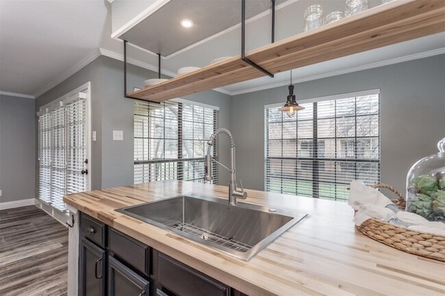 Building Photo - 16301 Ledgemont Ln