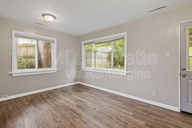 Building Photo - 2229 Roselawn Ave