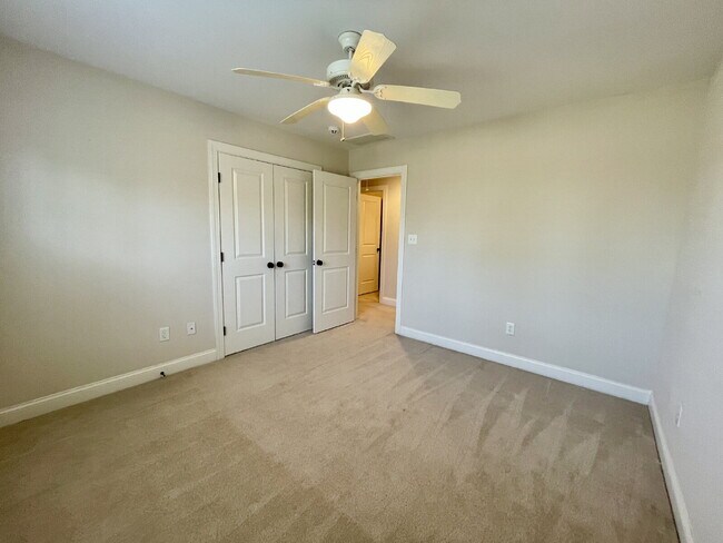 Building Photo - 4 Bed, 2 Bath Nest With Pool In Mariner's Pointe